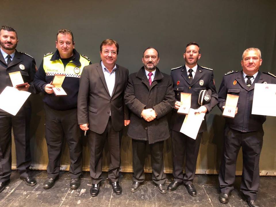 valentin cortes, guillermo fernández vara y policía local condecoraciones