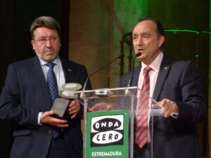 llerena recibe premio onda cero