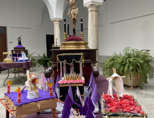 Exposición de pasos de Semana Santa en el patio del Ayuntamiento de Llerena
