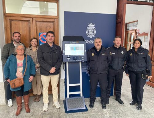 La Policía Nacional presenta el Punto de  Actualización del DNIe instalado en Llerena